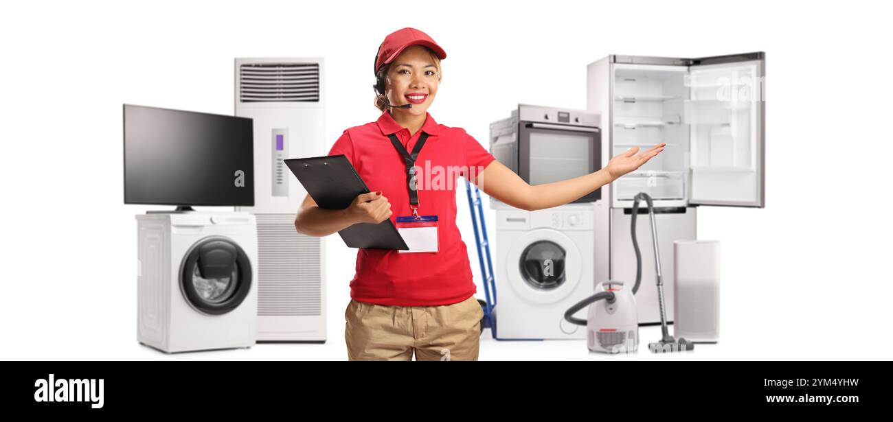 Venditore che presenta elettrodomestici isolati su sfondo bianco Foto Stock