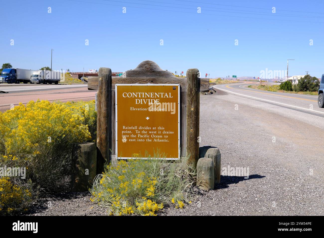 Segui le indicazioni per Continental divide sulla Route 66 nel New Mexico Foto Stock
