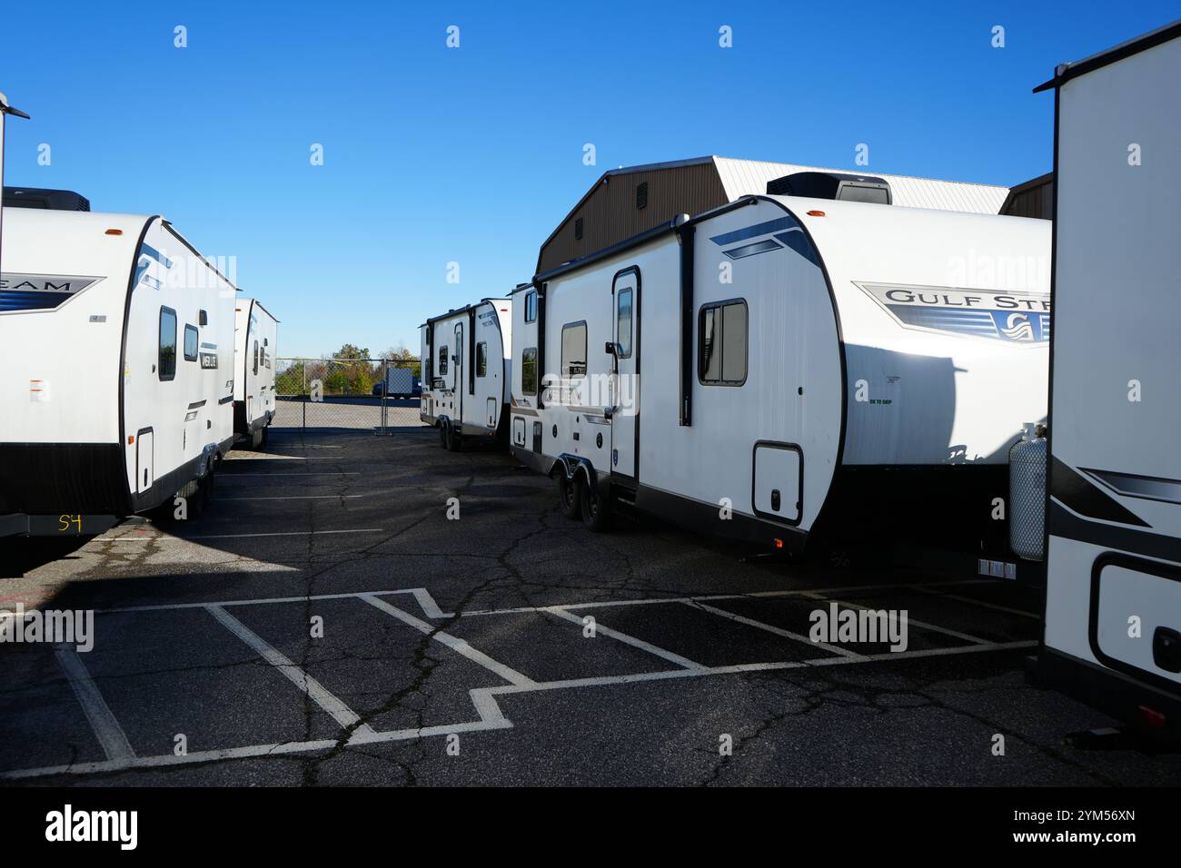 Hickory, N.C. (Novemeber 16, 2024) - Un'area di sosta per il Direct Temporary Housing Program della FEMA ospita case fabbricate e rimorchi di viaggio per i sopravvissuti all'uragano Helene. Foto Stock