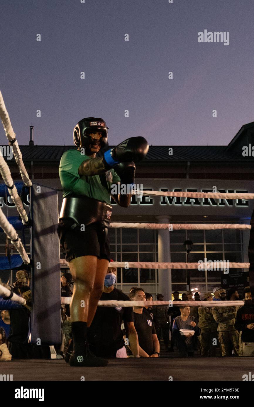 Un soldato assegnato alla 3rd Infantry Division si trova al suo angolo prima di un match di pugilato durante la Marne Week, 18 novembre 2024, a Fort Stewart, Georgia. Marne Fight Night è una delle numerose competizioni che si tengono durante la Marne Week, che serve come un momento per mostrare la tenacia e lo spirito combattivo dei soldati Dogface attraverso la competizione. (Foto U.S. Army del sergente Anthony Ford) Foto Stock