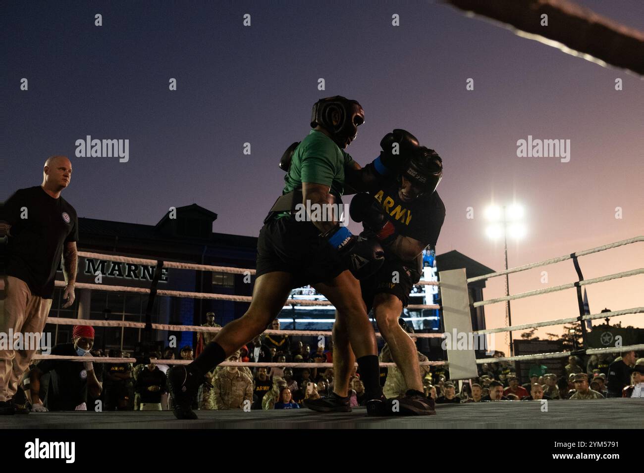 I soldati assegnati alla 3rd Infantry Division partecipano ad una partita di pugilato il 18 novembre 2024 a Fort Stewart, Georgia. Marne Fight Night è una delle numerose competizioni che si tengono durante la Marne Week, che serve come un momento per mostrare la tenacia e lo spirito combattivo dei soldati Dogface attraverso la competizione. (Foto U.S. Army del sergente Anthony Ford) Foto Stock