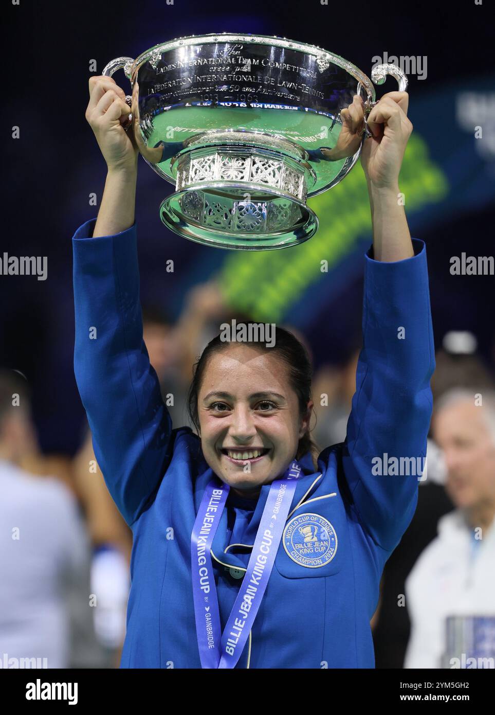 Malaga, Spagna. 20 novembre 2024. Elisabetta Cocciaretto, del Team Italia, festeggia con il trofeo dopo aver vinto la Billie Jean King Cup, al Palacio de Deportes Jose Maria Martin Carpena Arena di Malaga. Crediti: Isabel Infantes/Alamy Live News Foto Stock