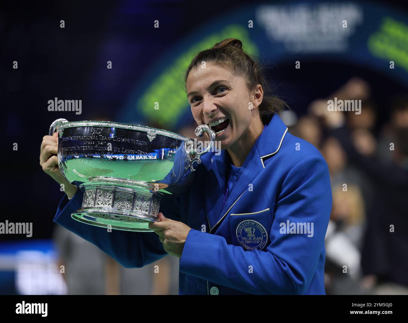 Malaga, Spagna. 20 novembre 2024. Sara Errani, del Team Italia, festeggia con il trofeo dopo aver vinto la Billie Jean King Cup, al Palacio de Deportes Jose Maria Martin Carpena Arena di Malaga. Crediti: Isabel Infantes/Alamy Live News Foto Stock