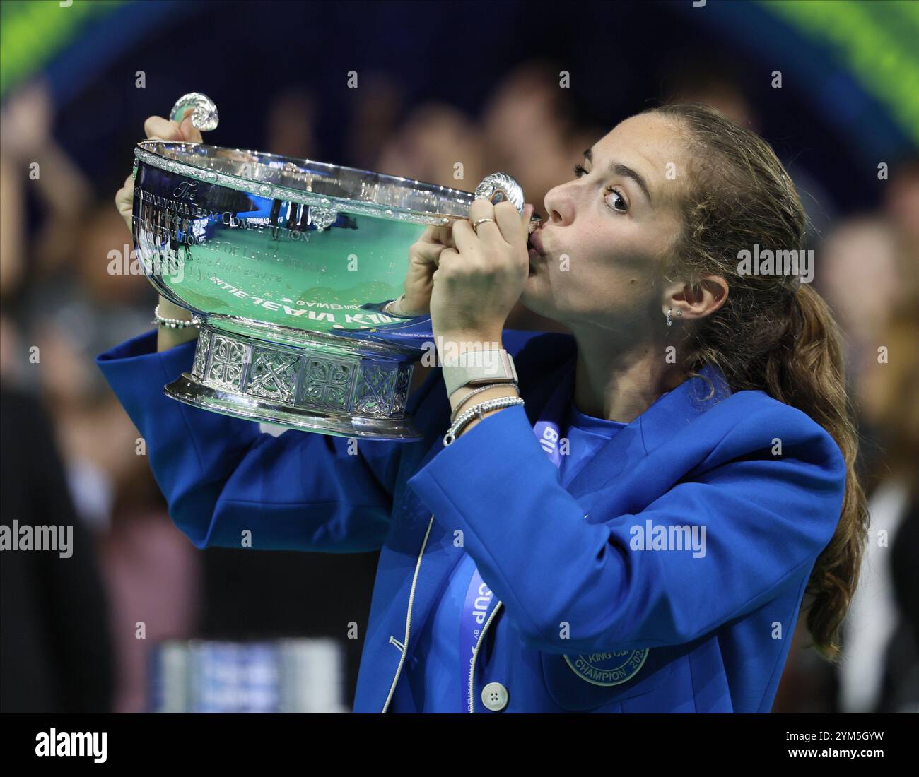 Malaga, Spagna. 20 novembre 2024. Lucia Bronzetti, del Team Italia, festeggia con il trofeo dopo aver vinto la Billie Jean King Cup, al Palacio de Deportes Jose Maria Martin Carpena Arena di Malaga. Crediti: Isabel Infantes/Alamy Live News Foto Stock