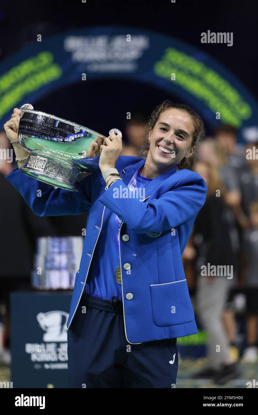 Malaga, Spagna. 20 novembre 2024. Lucia Bronzetti, del Team Italia, festeggia con il trofeo dopo aver vinto la Billie Jean King Cup, al Palacio de Deportes Jose Maria Martin Carpena Arena di Malaga. Crediti: Isabel Infantes/Alamy Live News Foto Stock