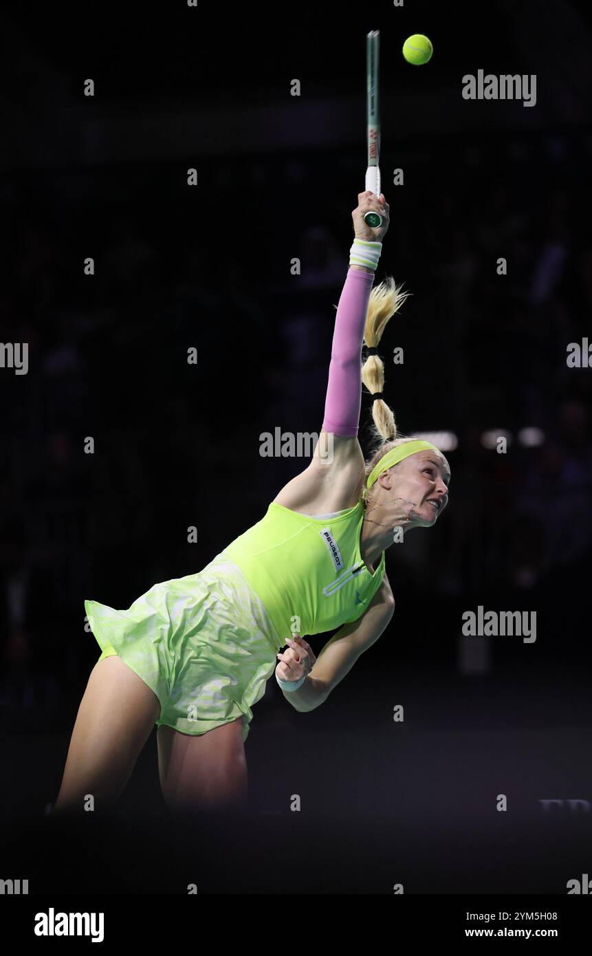 Malaga, Spagna. 20 novembre 2024. Rebecca Sramkova, Slovacchia, in azione contro Jasmine Paolini, dell'Italia, durante la finale della Billie Jean King Cup, al Palacio de Deportes Jose Maria Martin Carpena Arena di Malaga. Crediti: Isabel Infantes/Alamy Live News Foto Stock