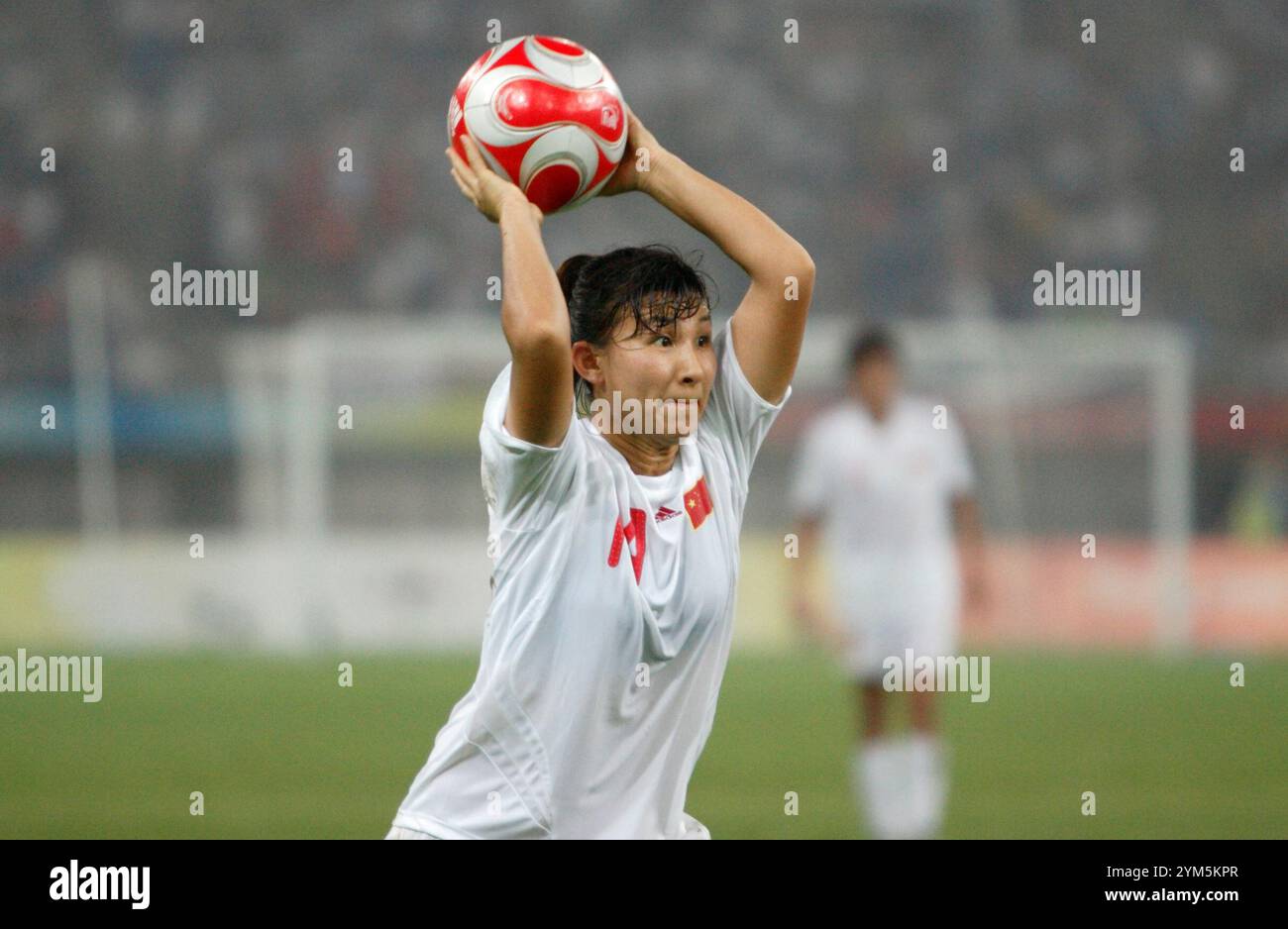 TIANJIN, CINA - 6 AGOSTO: La Cina Liu Huana prende parte a una partita del gruppo e contro la Svezia al torneo femminile di calcio dei Giochi Olimpici di Pechino, 6 agosto 2008 a Tianjin, Cina. Solo per uso editoriale. (Fotografia di Jonathan Paul Larsen / Diadem Images) Foto Stock