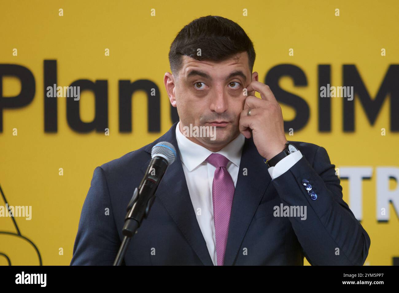 Bucarest, Romania. 20 novembre 2024: George Simion, candidato alla presidenza della Romania e leader dell'Alleanza per l'unificazione rumena (AUR), tiene una conferenza stampa per i rappresentanti della stampa stranieri, presso la sua sede della campagna a Bucarest. Crediti: Lucian Alecu/Alamy Live News Foto Stock