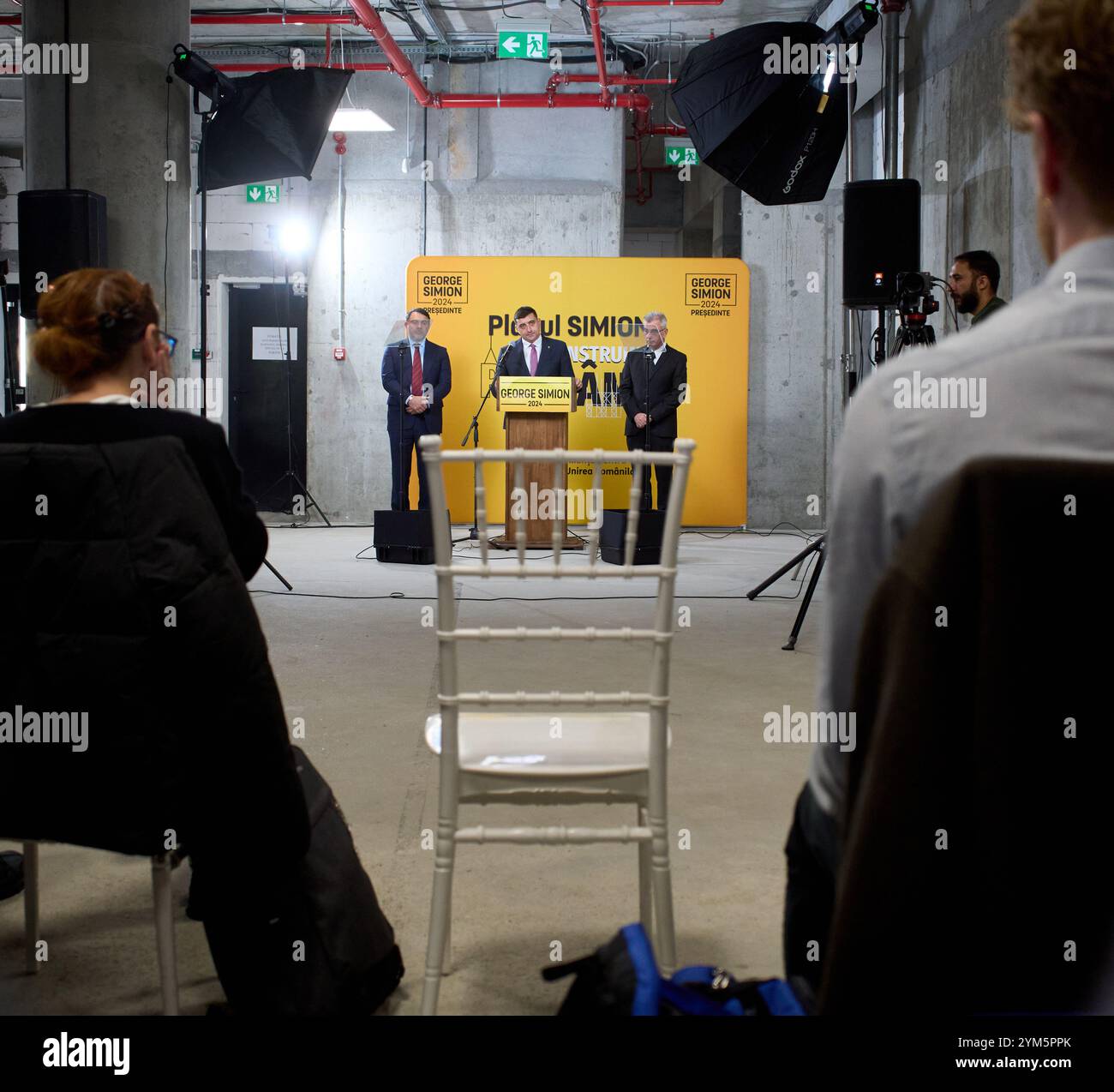 Bucarest, Romania. 20 novembre 2024: George Simion (C), candidato alla presidenza della Romania e leader dell'Alleanza per l'unificazione romena (AUR), tiene una conferenza stampa per i rappresentanti della stampa stranieri, presso la sua sede della campagna a Bucarest. Crediti: Lucian Alecu/Alamy Live News Foto Stock