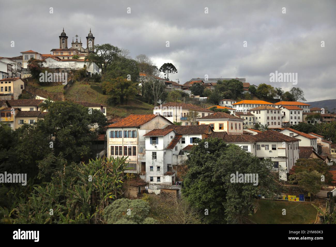 Nella foto è raffigurato il paese di Ouro Preto, che si estende su diverse colline. Ouro Preto è una città coloniale brasiliana nella provincia di Minas Gerais, fondata nel 1711, dopo la scoperta dell'oro nella regione. La città divenne gradualmente più ricca grazie a questa attività mineraria. La sua architettura coloniale e le sue chiese barocche, alcune delle quali sono state decorate dal famoso pittore e scultore Aleijadinho, sono state conservate. Foto Stock