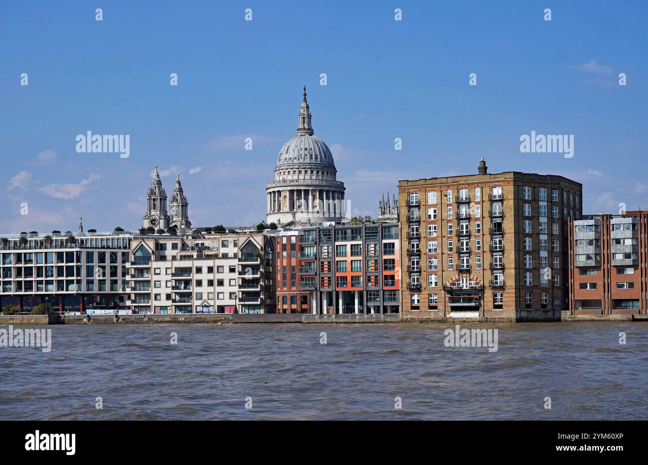 Londra, Regno Unito - 20 settembre 2024: Edifici sul lungomare lungo il Tamigi, con la cupola e le torri della Cattedrale di St. Paul Foto Stock