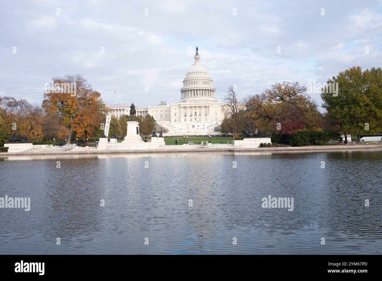 Una vista del Campidoglio degli Stati Uniti a Washington, DC, Stati Uniti, il 20 novembre 2024. Il Campidoglio degli Stati Uniti, spesso chiamato Campidoglio o Campidoglio, è la sede del Congresso degli Stati Uniti, il ramo legislativo del governo federale. Si trova sul National Mall di Washington, DC Credit: Aashish Kiphayet/Alamy Live News Foto Stock