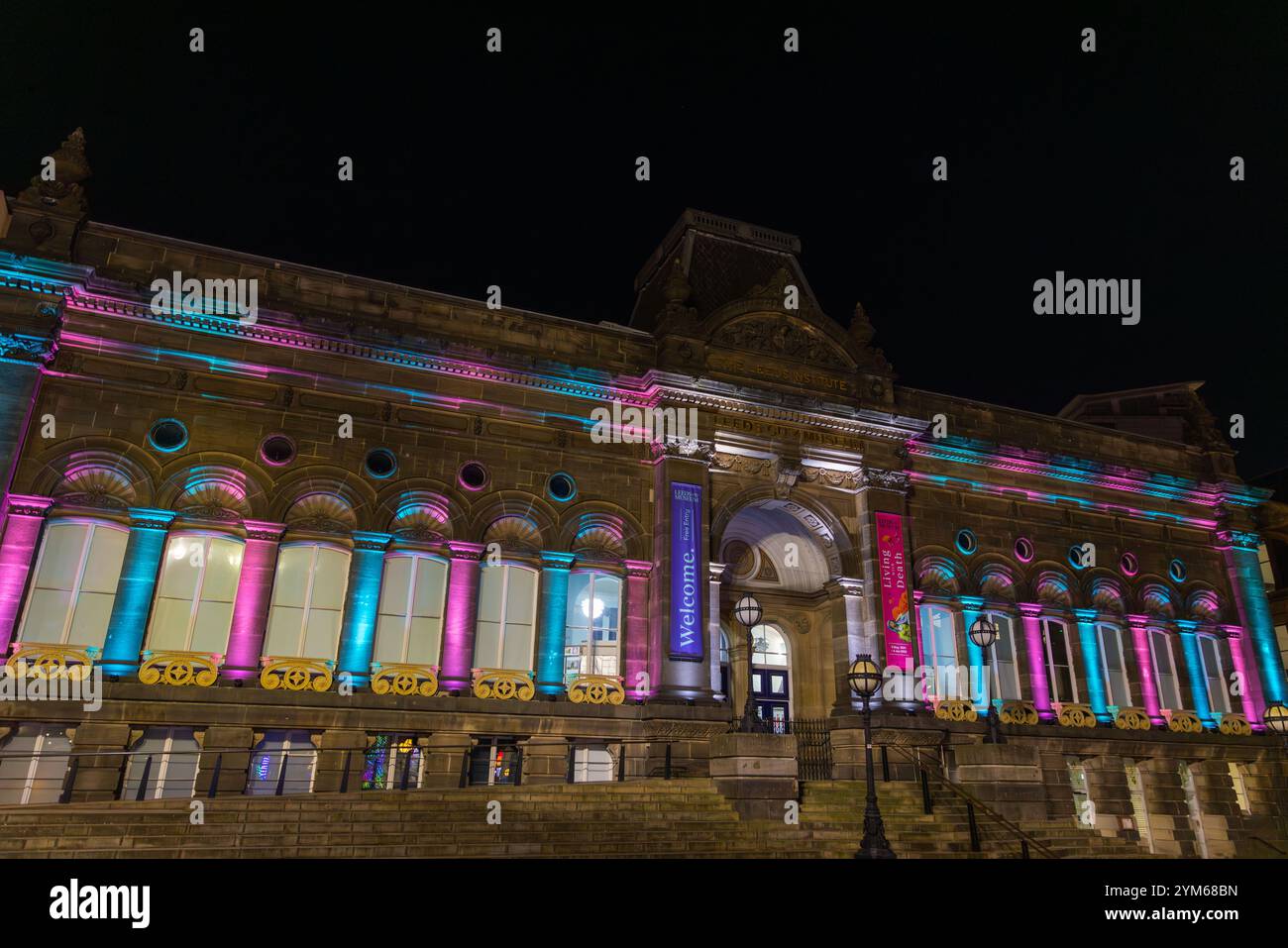 Leeds, Regno Unito. 20 NOVEMBRE 2024. Il museo della città di Leeds come edifici di proprietà della città sono stati illuminati con i colori della bandiera Trans nel giorno della memoria transgender. Credito Milo Chandler/Alamy Live News Foto Stock