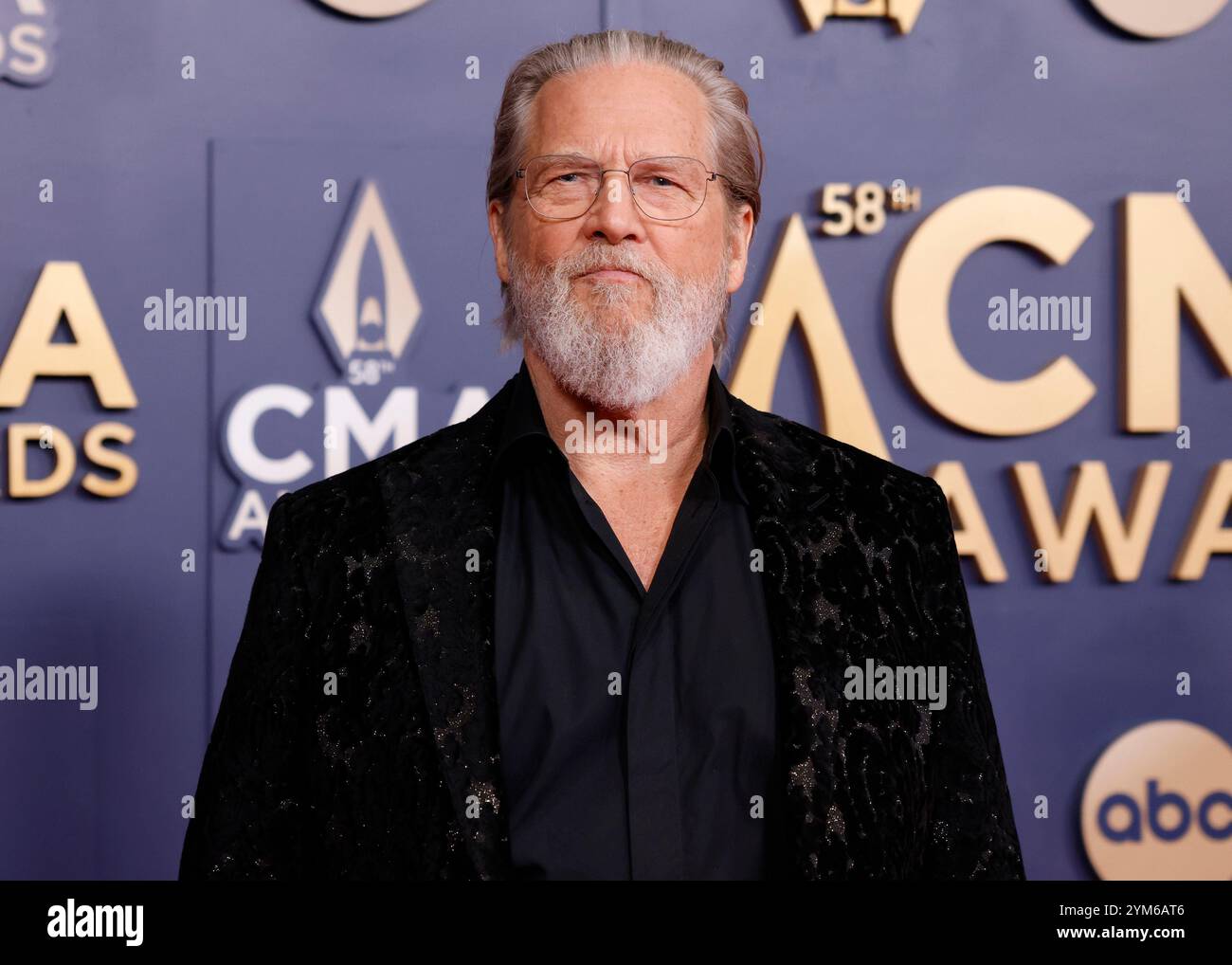 Nashville, Stati Uniti. 20 novembre 2024. L'attore Jeff Bridges arriva sul Red carpet per il 58° CMA Awards a Nashville, Tennessee, mercoledì 20 novembre 2024. Foto di John Angelillo credito: UPI/Alamy Live News Foto Stock