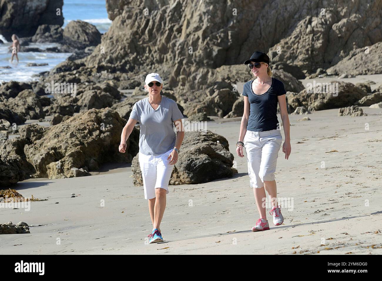 EXCLUSIVE le passeggiate sulla spiaggia di Malibu di Ellen DeGeneres e Portia de Rossi sono accese; si dice che si stiano trasferendo in Inghilterra dopo la vittoria di Trump. Foto Stock