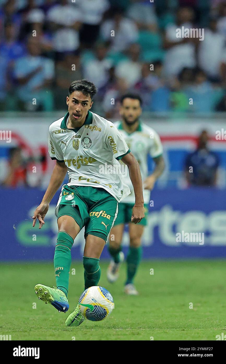 Salvador, Brasile. 20 novembre 2024. Vitor Reis del Palmeiras passa il pallone durante la partita tra Bahia e Palmeiras, per la serie A 2024 brasiliana, all'Arena fonte Nova Stadium, a Salvador il 20 novembre 2024. Foto: Heuler Andrey/DiaEsportivo/Alamy Live News crediti: DiaEsportivo/Alamy Live News Foto Stock