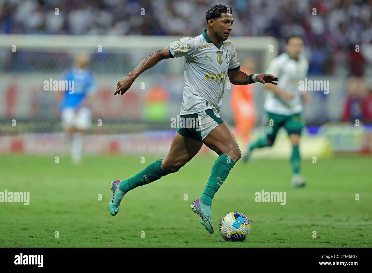 Salvador, Brasile. 20 novembre 2024. Rony del Palmeiras corre con la palla durante la partita tra Bahia e Palmeiras, per la serie A 2024 brasiliana, all'Arena fonte Nova Stadium, a Salvador il 20 novembre 2024. Foto: Heuler Andrey/DiaEsportivo/Alamy Live News crediti: DiaEsportivo/Alamy Live News Foto Stock