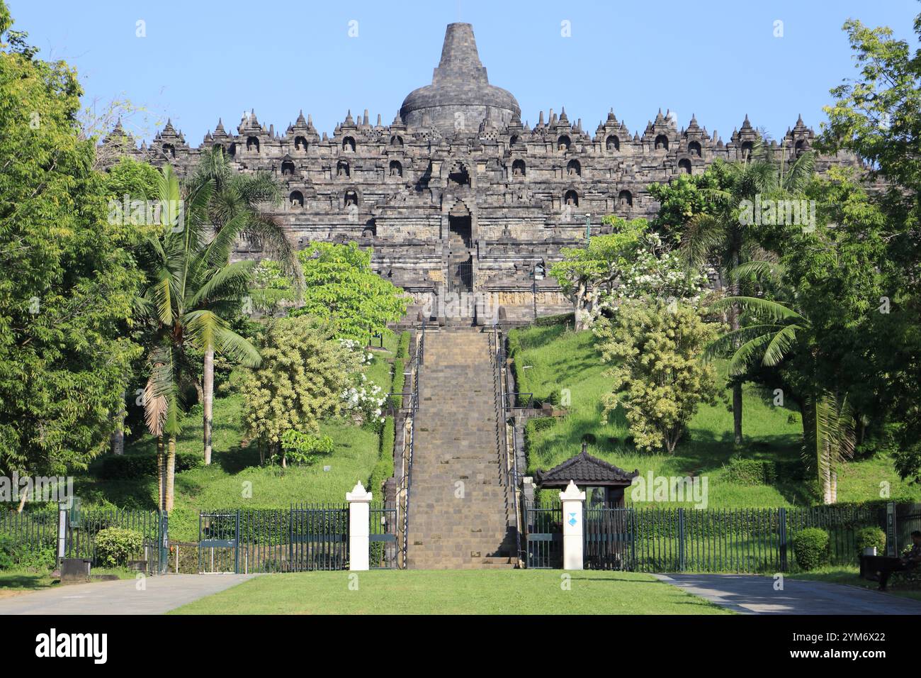 Vista panoramica del tempio buddista di Borobudur nell'isola di Giava, Indonesia Foto Stock