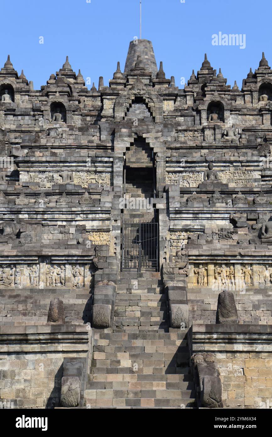 Vista panoramica del tempio buddista di Borobudur nell'isola di Giava, Indonesia Foto Stock