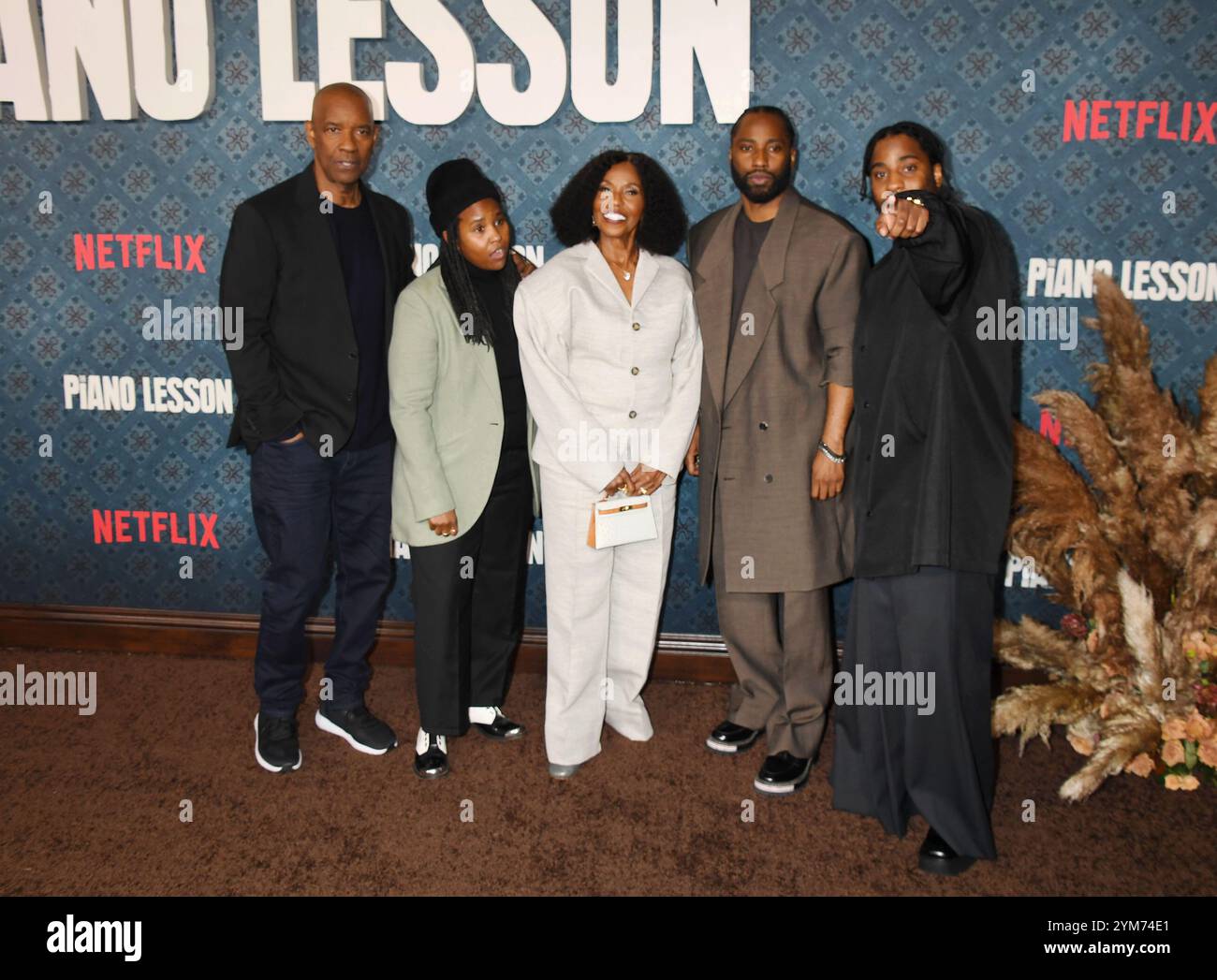 LOS ANGELES, CALIFORNIA - 19 NOVEMBRE: (L-R) Denzel Washington, Katia Washington, Pauletta Washington, Malcolm Washington e John David Washington assistono alla prima di Netflix 'The piano Lesson' all'Egyptian Theatre Hollywood il 19 novembre 2024 a Los Angeles, California. Crediti: Jeffrey Mayer / MediaPunch Foto Stock