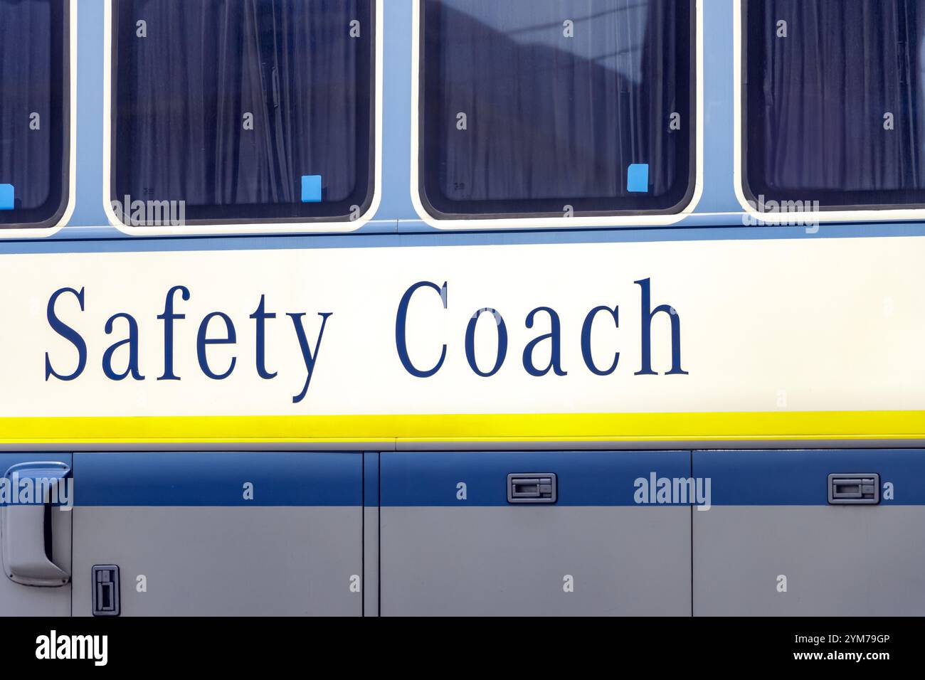 Un autobus a lunga distanza con il messaggio Safety Coach sul lato guida lungo la strada Foto Stock