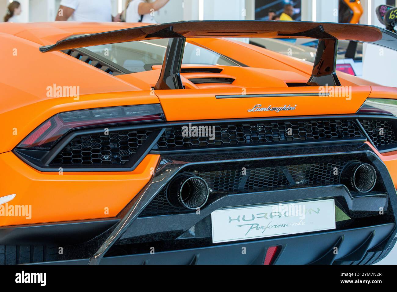 30 agosto 2024, Sant'Agata Bolognese, Emilia-Romagna, Italia: Vista posteriore del Lamborghini Huracan nel Museo Lamborghini di Sant'Agata Bolognese, Italia. Il marchio Lamborghini è visibile al Museo Lamborghini di Sant'Agata Bolognese. Automobili Lamborghini S.p.A. è un'azienda italiana produttrice di auto sportive e SUV di lusso con sede a Sant'Agata Bolognese. La mostra Museo automobili Lamborghini presenta le più belle auto progettate e costruite a Sant'Agata Bolognese: Dalle auto storiche alle più recenti supersportive, fino alle edizioni limitate e alla serie una tantum. Foto Stock