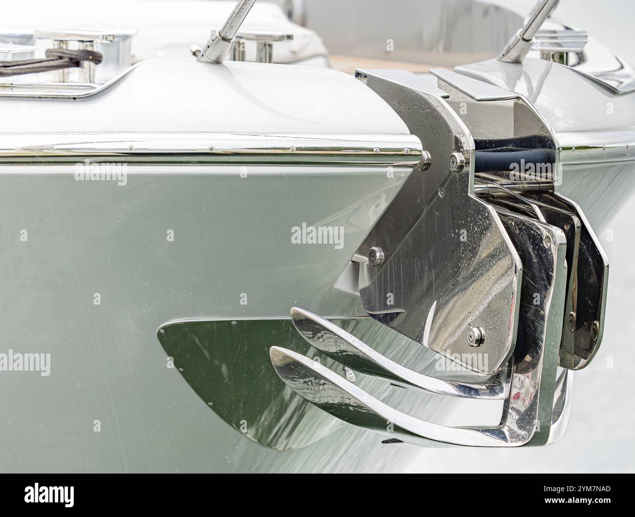 grande ancoraggio in acciaio inossidabile pulito sulla prua di uno yacht a motore Foto Stock