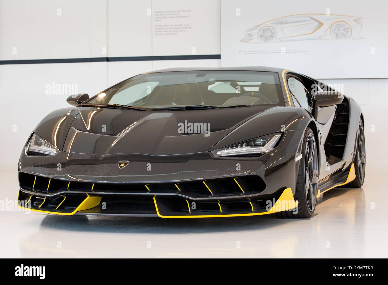 Lamborghini Centenario è conservato nel Museo Lamborghini di Sant'Agata Bolognese. Automobili Lamborghini S.p.A. è un'azienda italiana produttrice di auto sportive e SUV di lusso con sede a Sant'Agata Bolognese. La mostra del Museo automobili Lamborghini presenta le più belle auto progettate e costruite a Sant'Agata Bolognese, dalle auto storiche alle più recenti supersportive, in edizione limitata e serie one-off. Credito: SOPA Images Limited/Alamy Live News Foto Stock