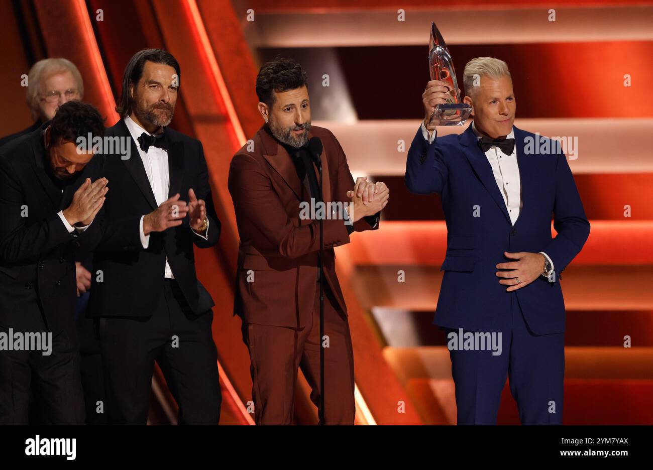 Nashville, Stati Uniti. 20 novembre 2024. Old Dominion accetta il premio Vocal Group of the Year durante il 58° Annual CMA Awards a Nashville, Tennessee, mercoledì 20 novembre 2024. Foto di John Angelillo/UPI credito: UPI/Alamy Live News Foto Stock