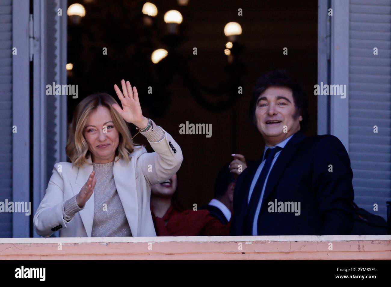 Buenos Aires, Argentina - 20 novembre 2024: Il primo ministro italiano Giorgia Meloni ha visitato Casa Rosada durante la sua visita ufficiale di Stato in Argentina, dove ha incontrato il presidente Javier Milei. Dopo le discussioni sul commercio, la collaborazione economica e lo scambio culturale, Meloni ha partecipato a una sessione fotografica di protocollo e ha onorato la tradizione argentina salendo sull'iconico balcone per salutare la folla riunita sotto. Questo gesto enfatizzava il caldo rapporto diplomatico tra le due nazioni. (Foto di UNAR Photo) Foto Stock