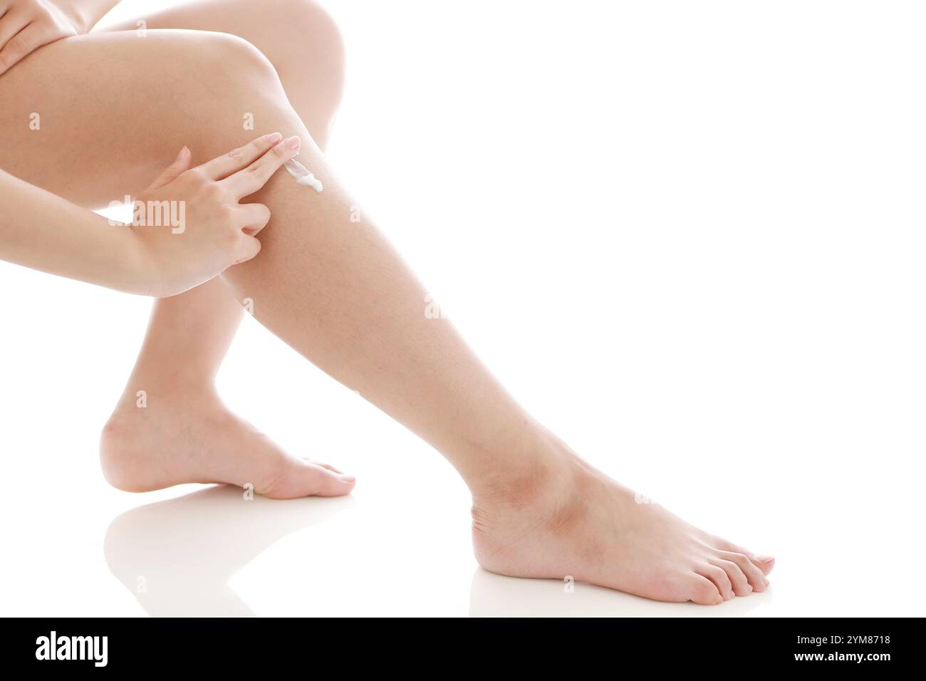 Donna che si occupa di cura del corpo Foto Stock