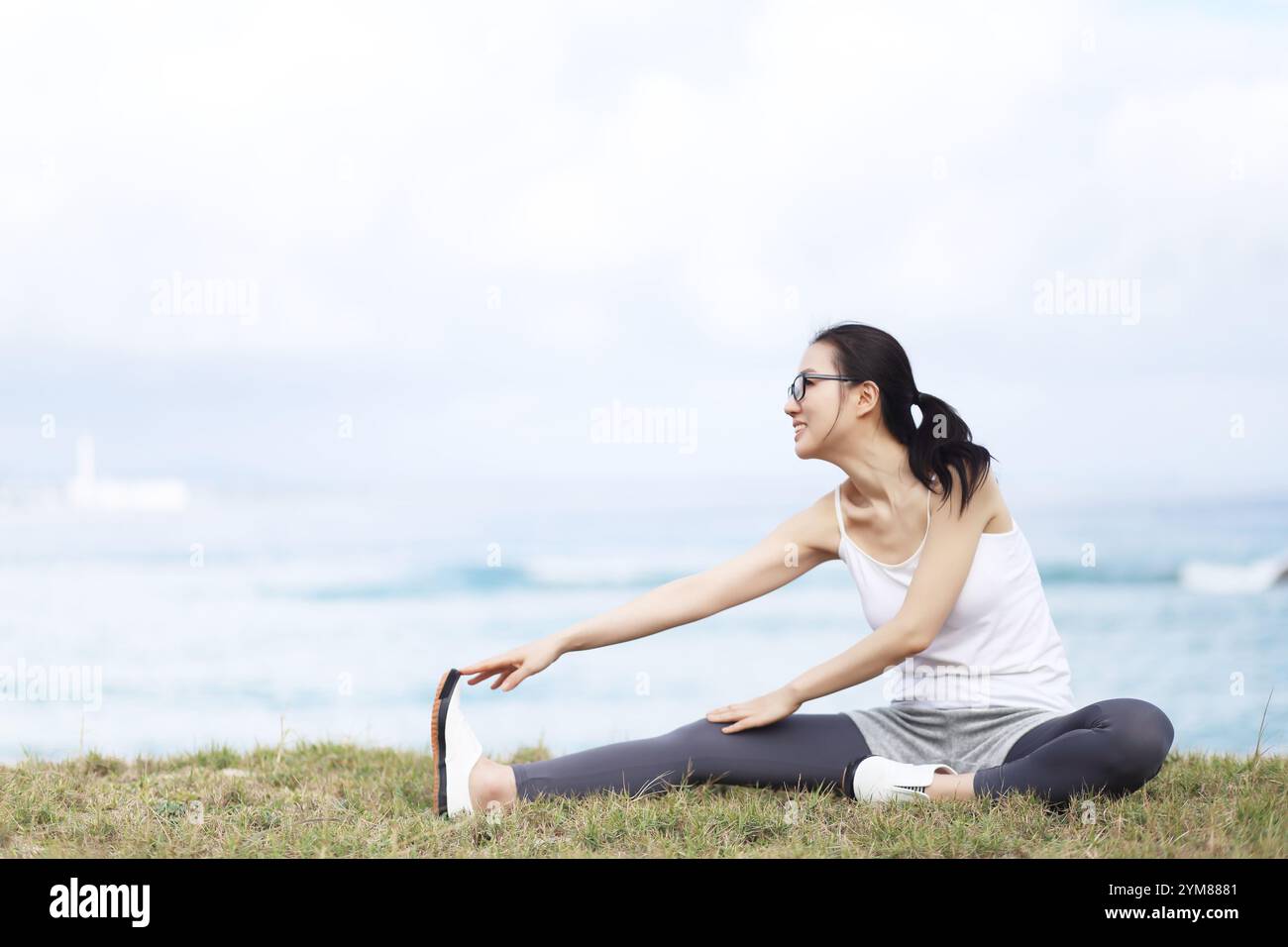 Donna fare yoga all'aperto Foto Stock