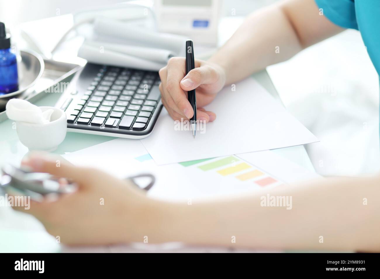 Medico che fa una visita medica Foto Stock