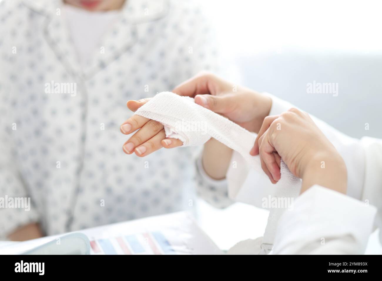 Immagine di un medico che fornisce assistenza medica in un ospedale Foto Stock