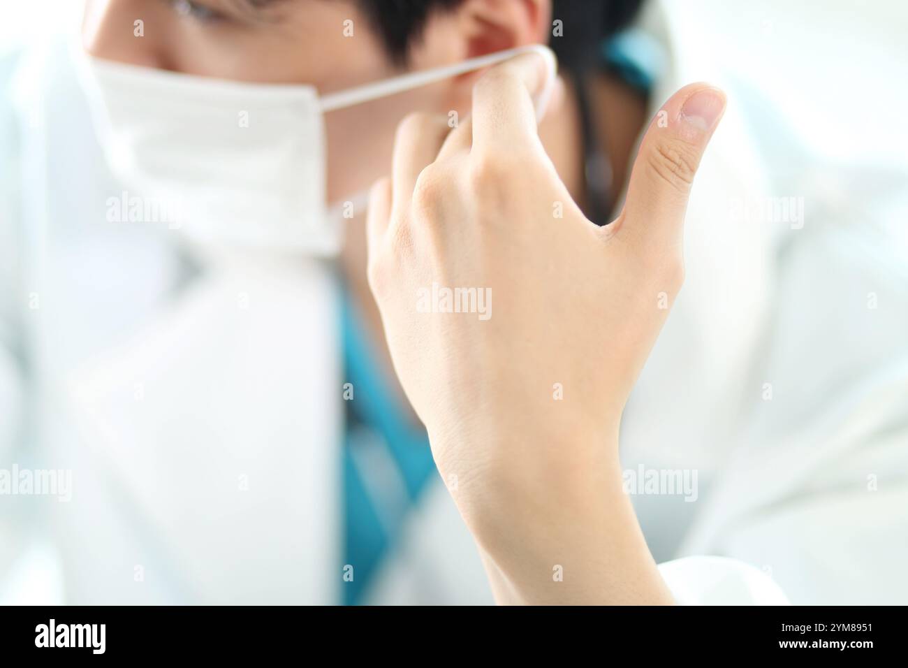Immagine di un medico maschile che indossa una maschera medica Foto Stock