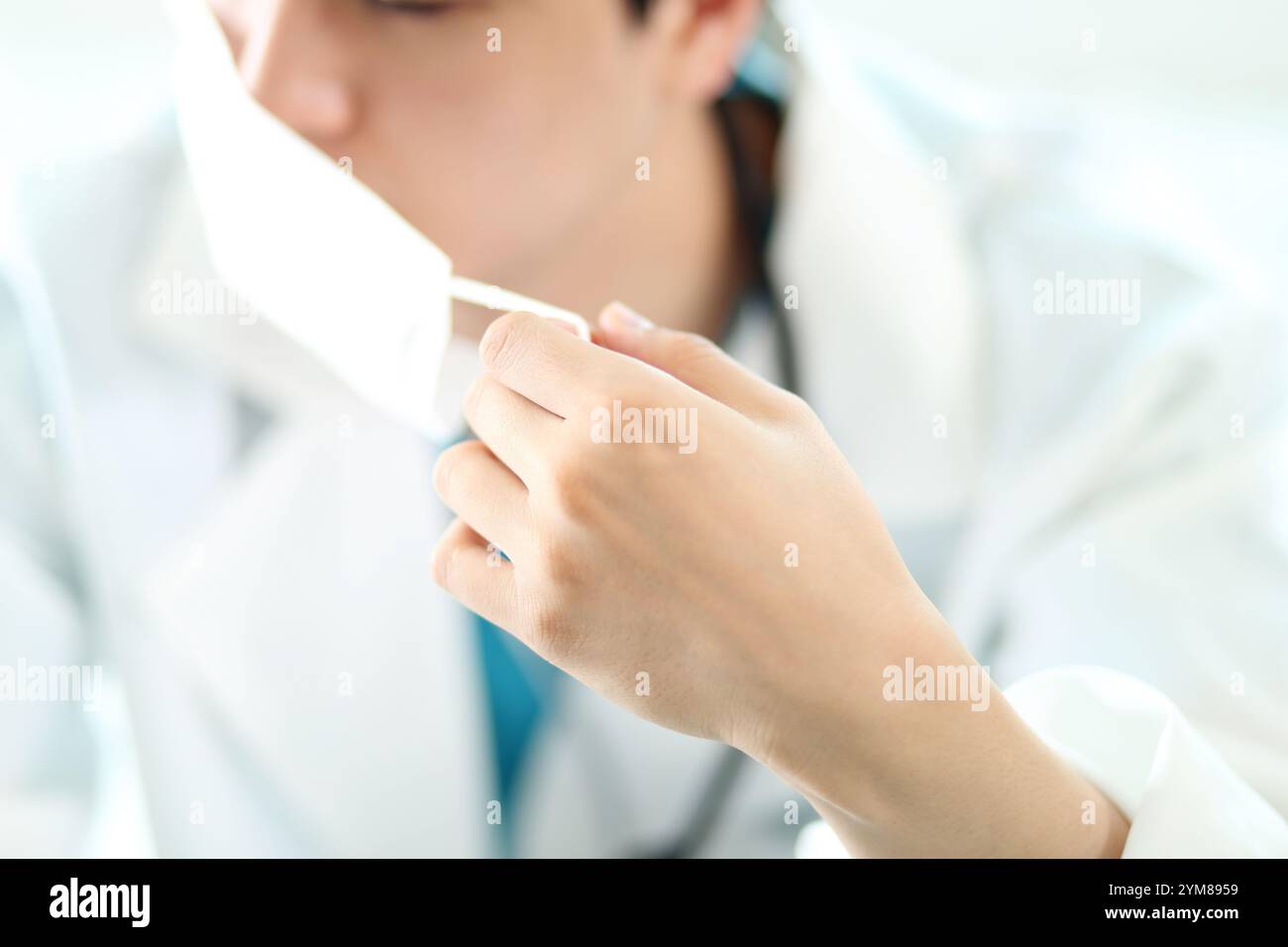 Immagine di un medico maschile che indossa una maschera medica Foto Stock