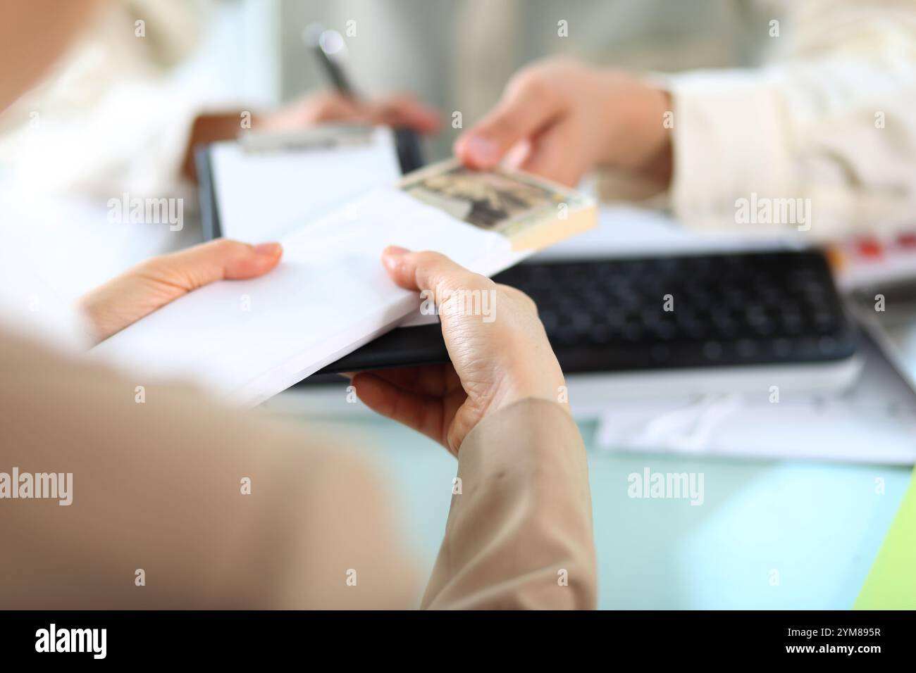 Donna che paga le spese mediche Foto Stock