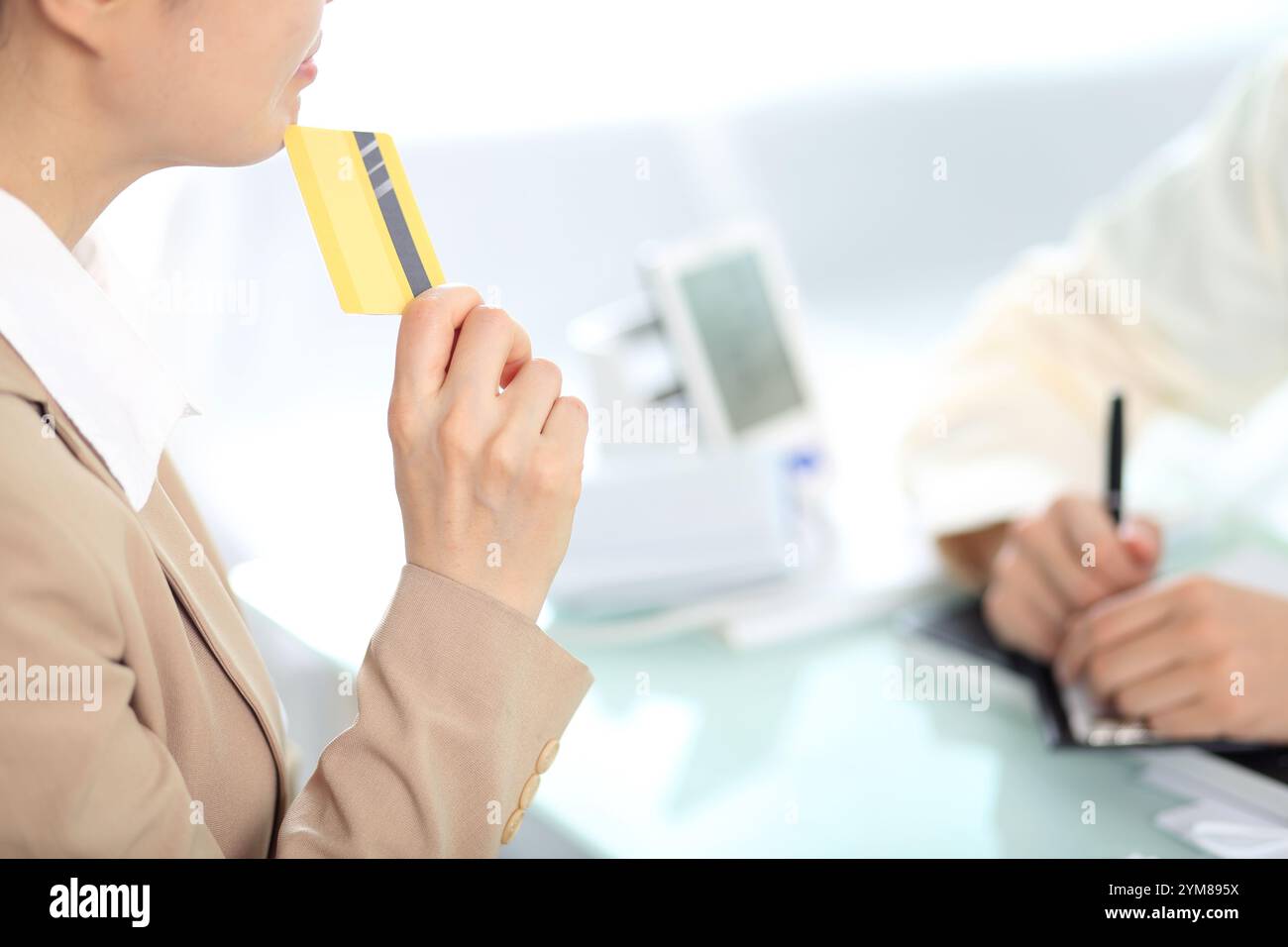 Donna che paga le spese mediche Foto Stock