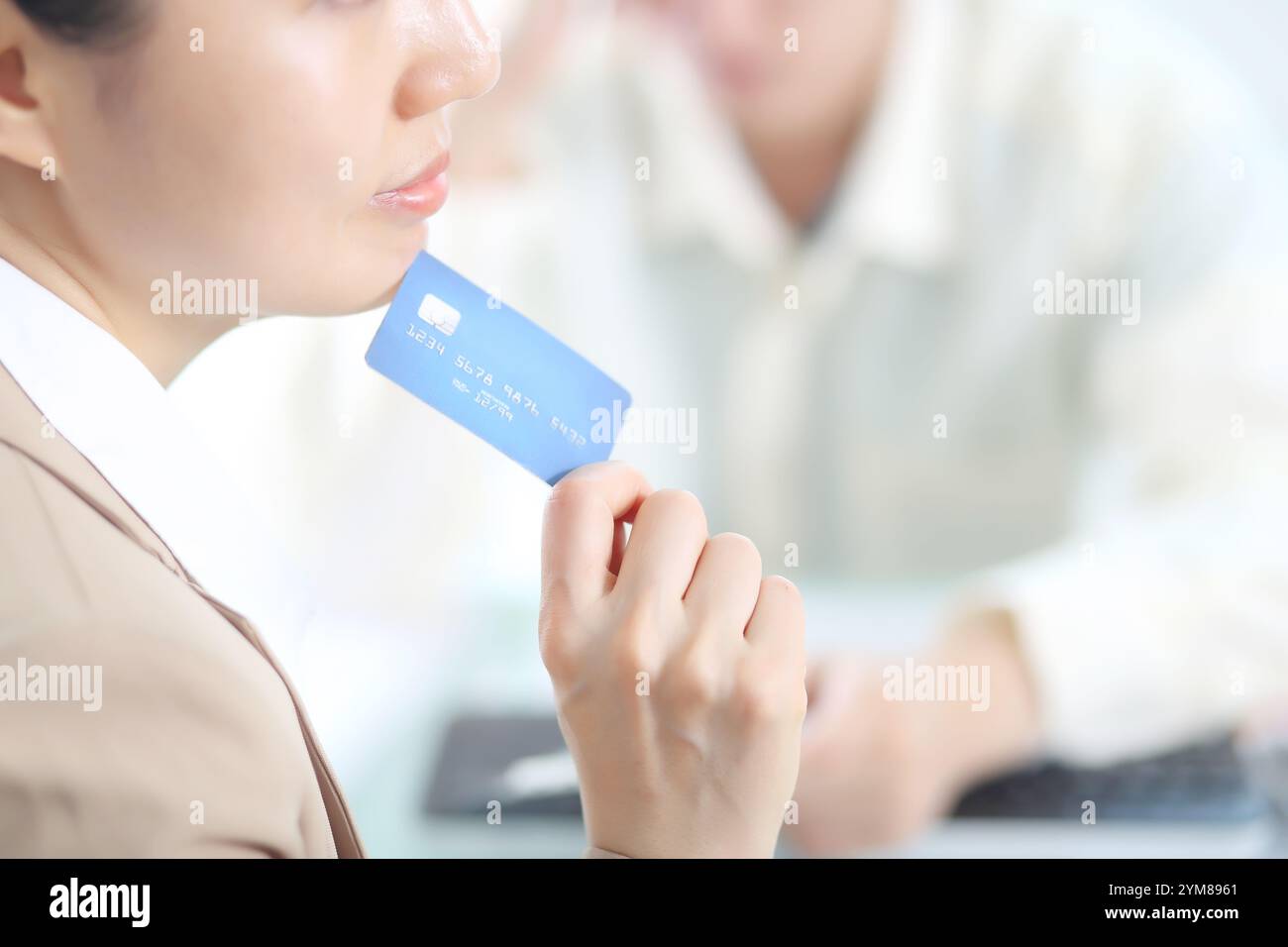 Donna che paga le spese mediche Foto Stock