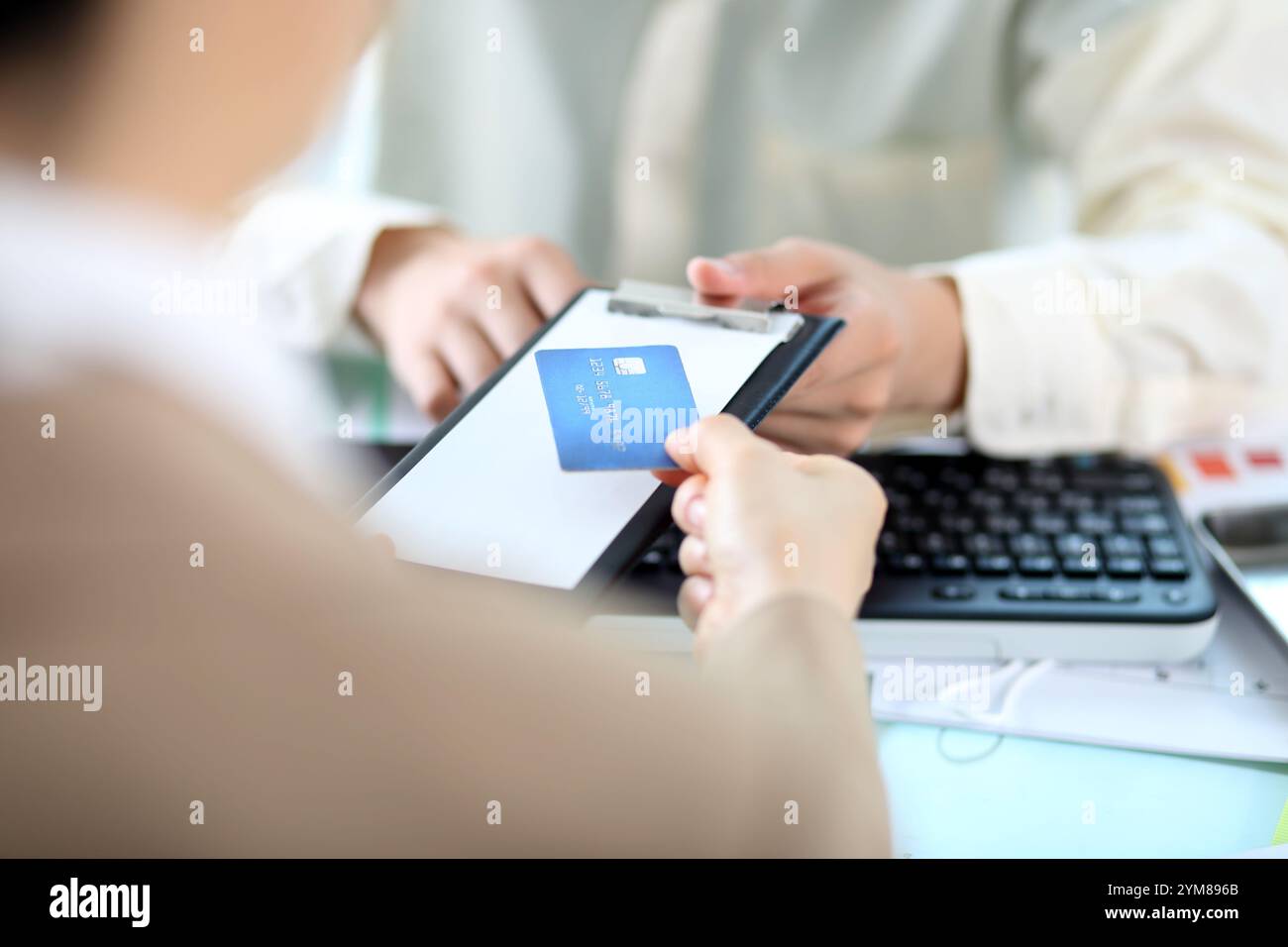 Donna che paga le spese mediche Foto Stock