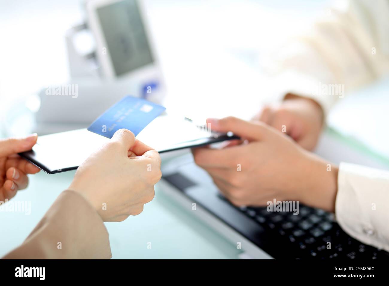 Donna che paga le spese mediche Foto Stock