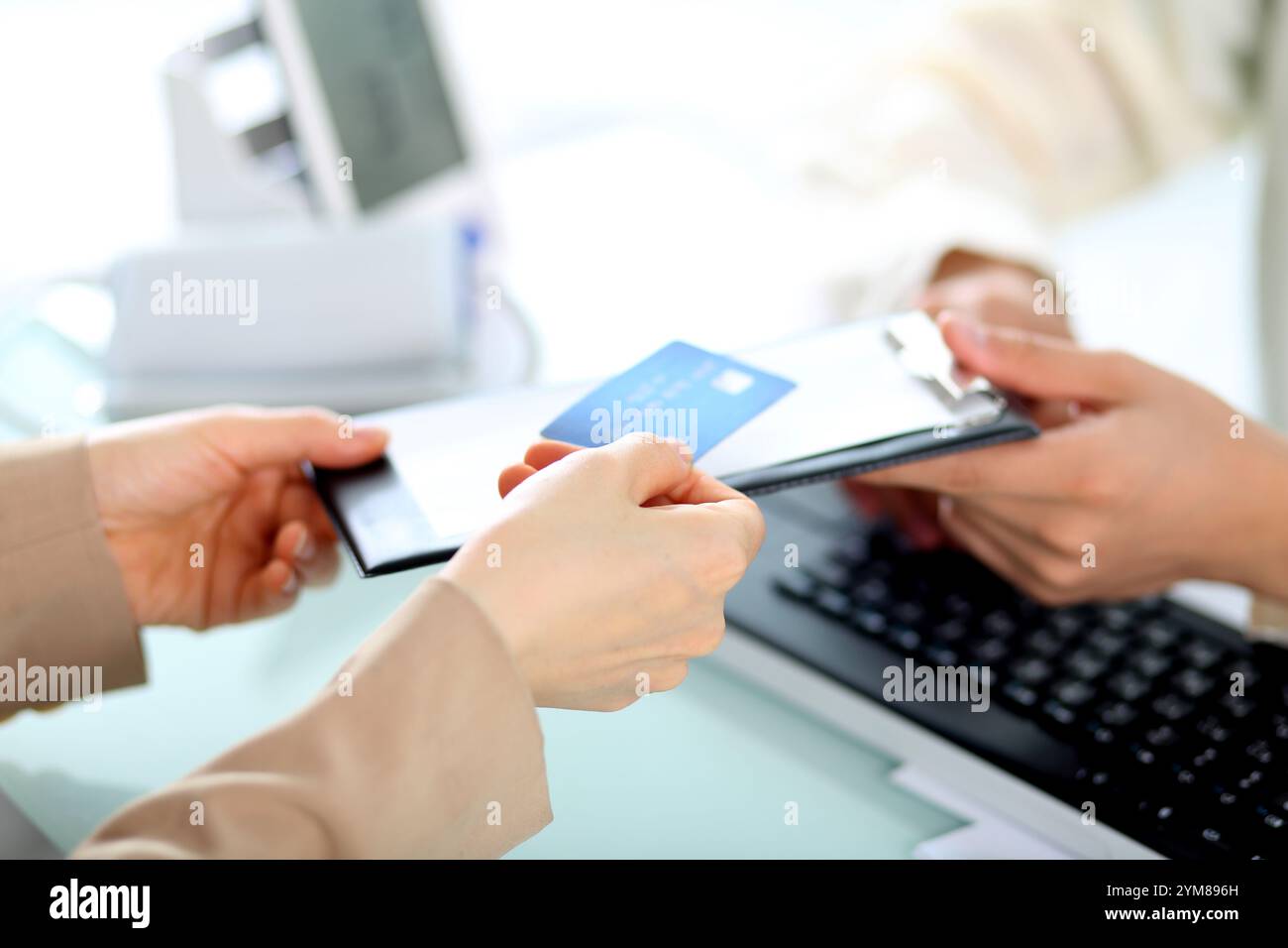 Donna che paga le spese mediche Foto Stock