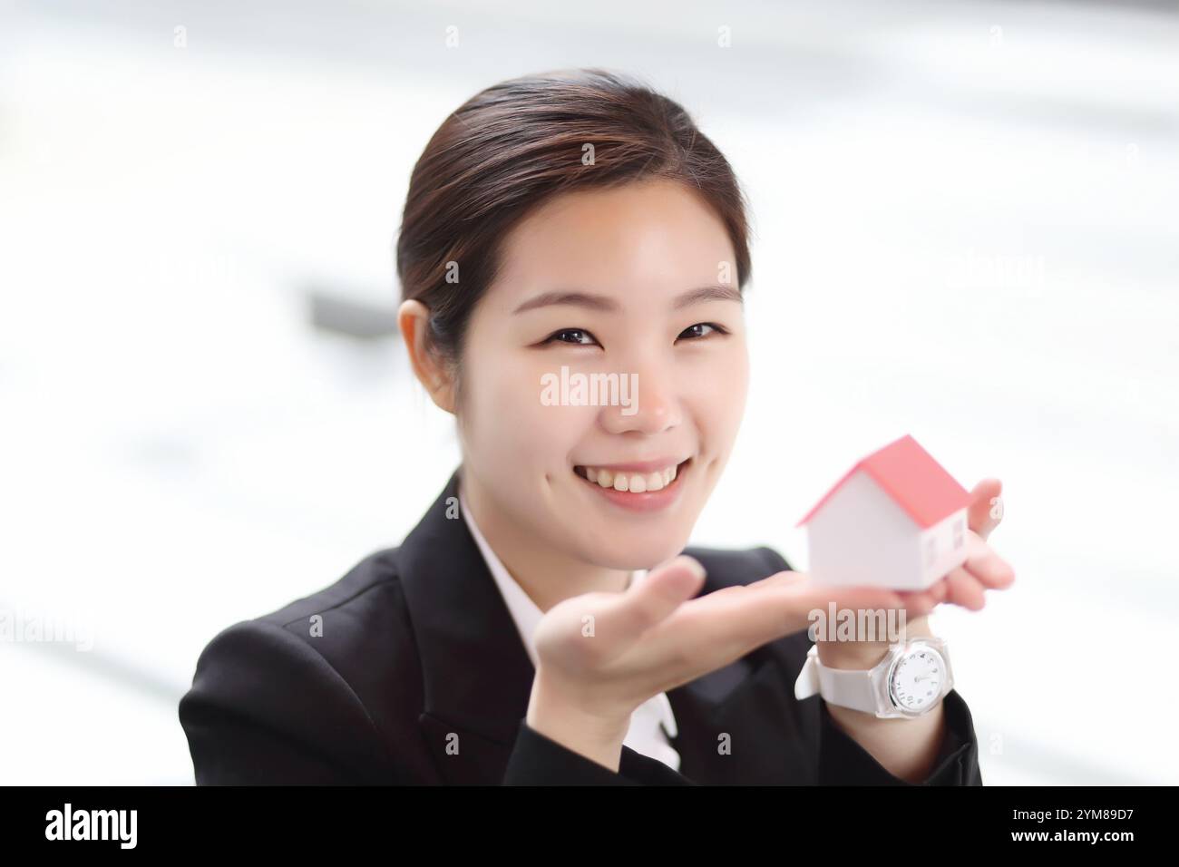 Dipendente aziendale con casa modello Foto Stock