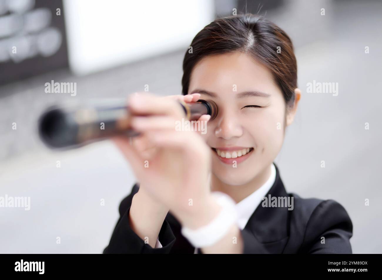 Dipendente dell'azienda che utilizza un telescopio Foto Stock