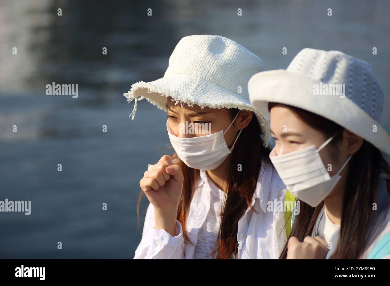 Due donne che indossano le maschere Foto Stock