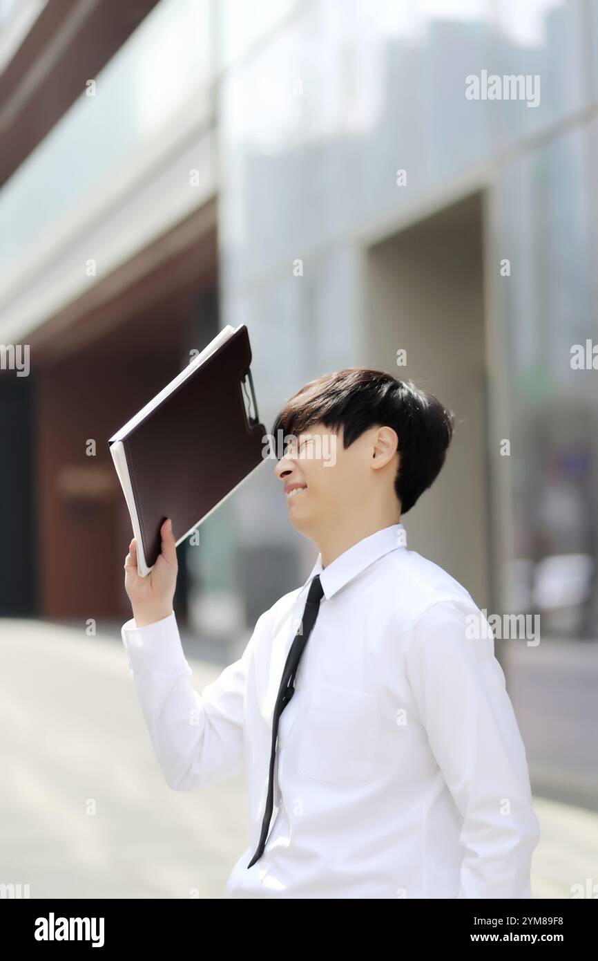 Dipendente dell'azienda con documenti in archivio Foto Stock