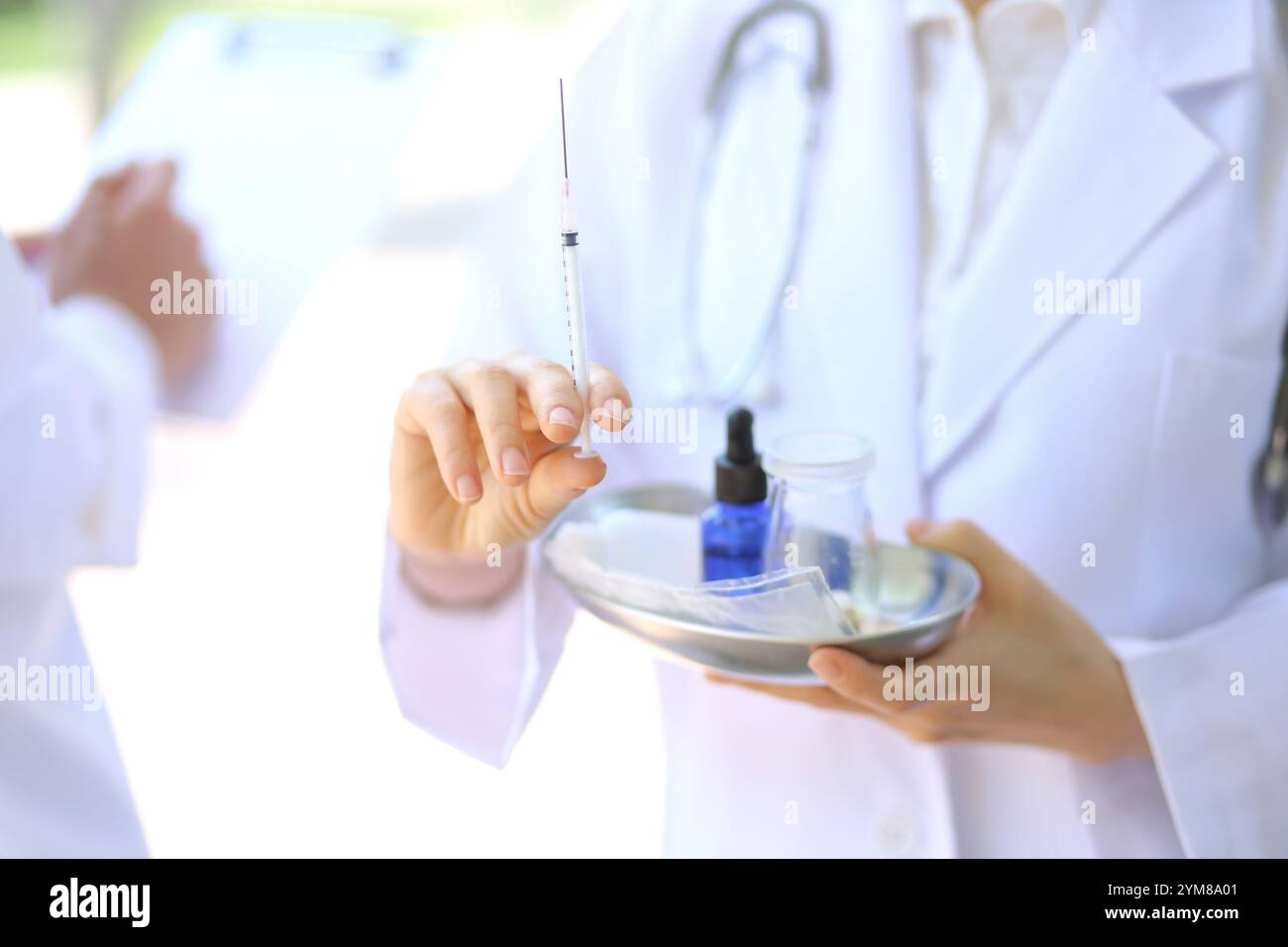Medico donna con attrezzature mediche e siringhe Foto Stock