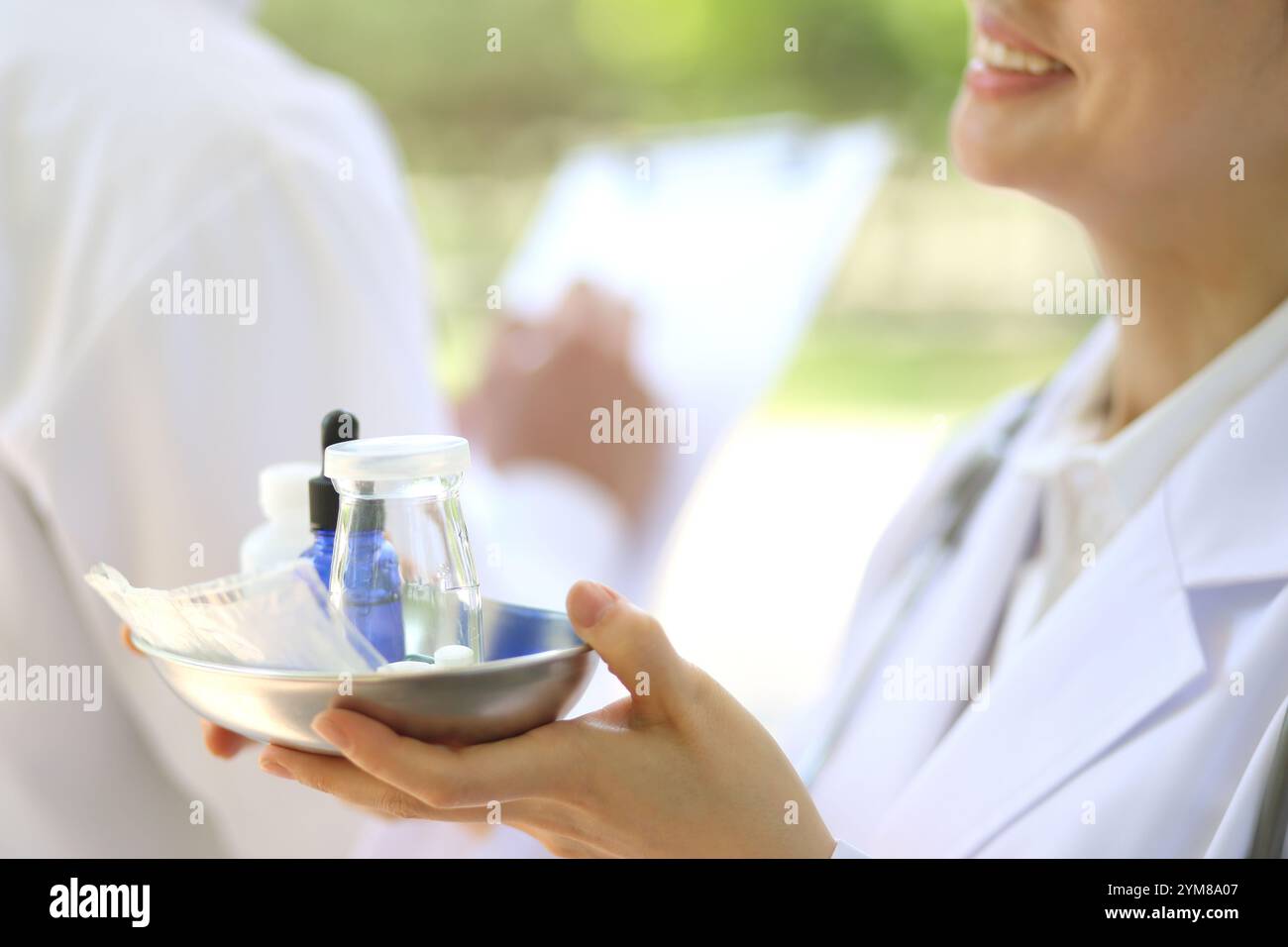 Medico donna in possesso di attrezzature mediche Foto Stock