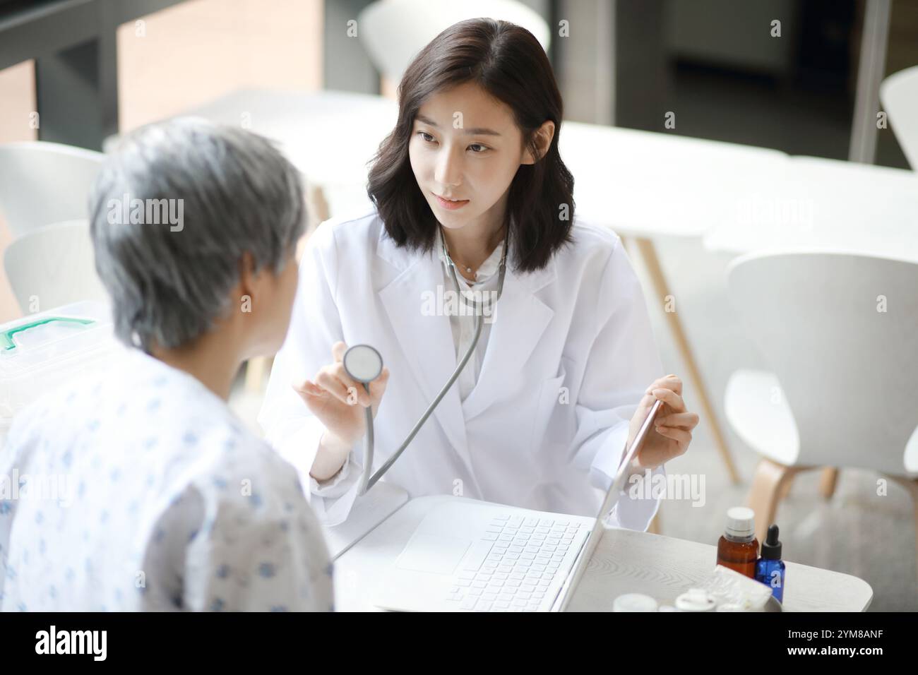 Medico che fa una visita medica Foto Stock