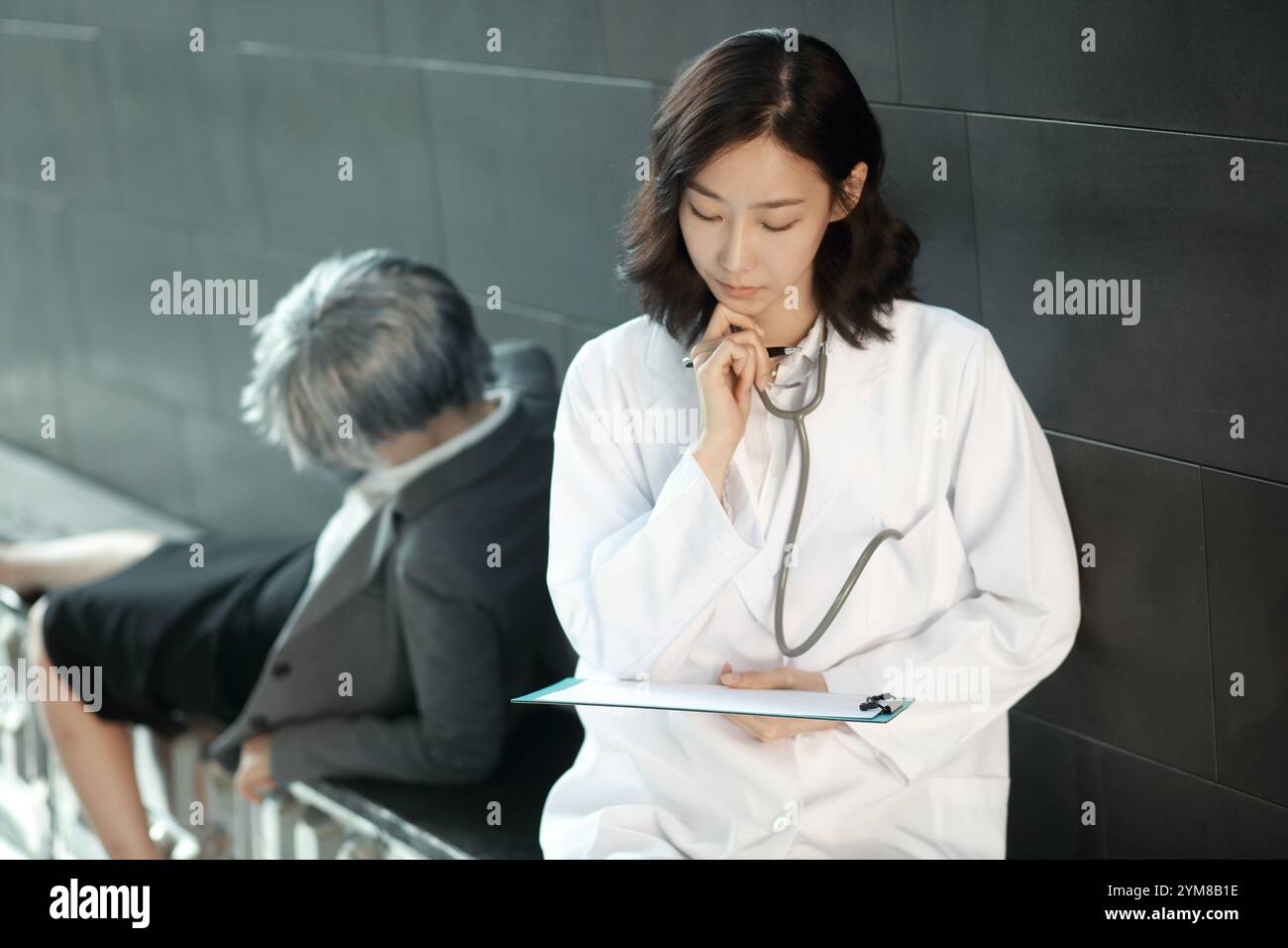 Medico guardando il grafico di medico Foto Stock